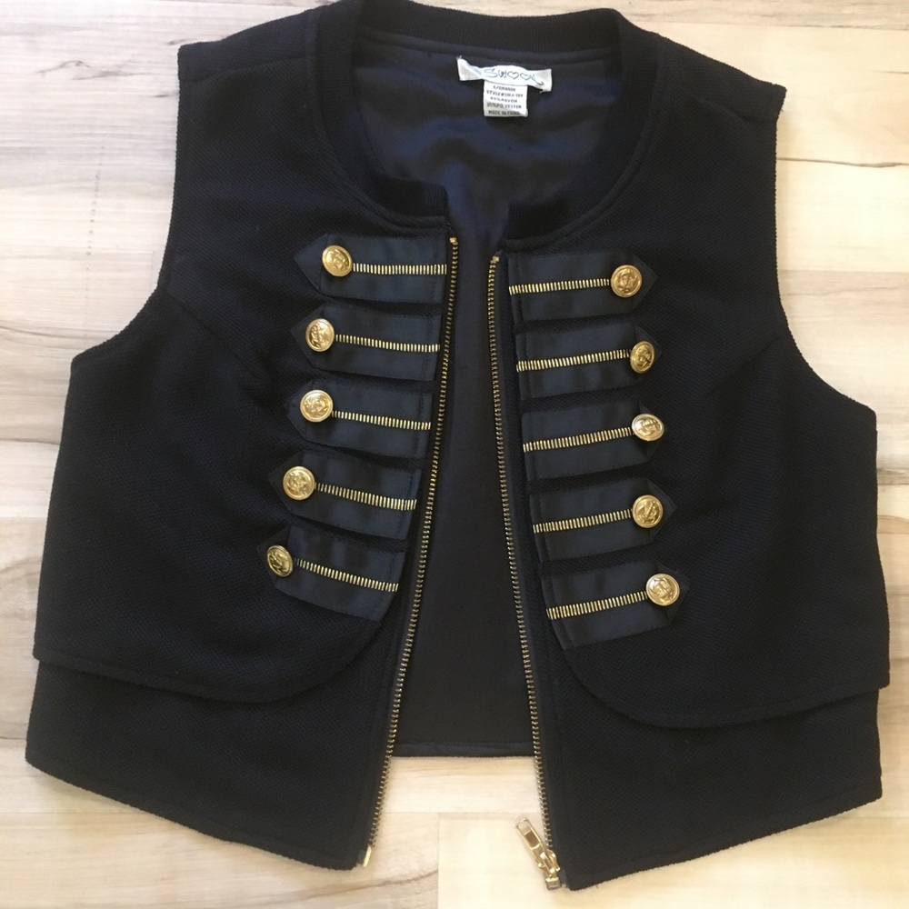 Cute mod style vest with gold buttons